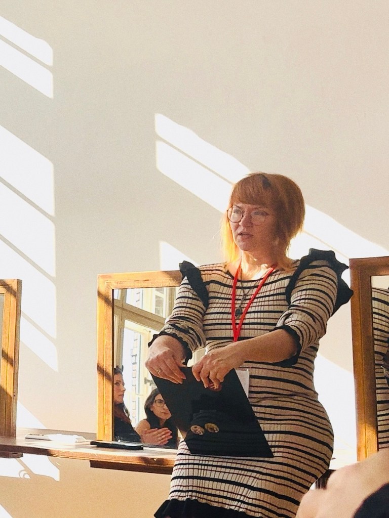 Nath Fedorova als Moderatorin eines Talk-Panels auf der Buch-Berlin