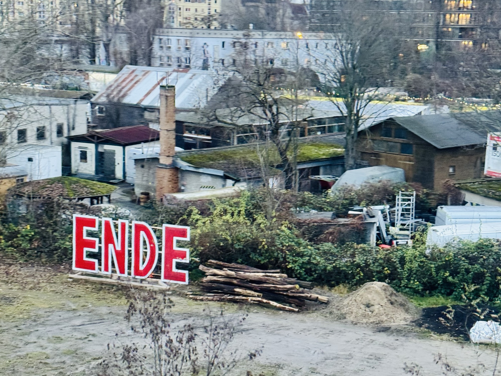 Buchstabenschilder im Berliner Nirgendwo, die das Wort ENDE ergeben