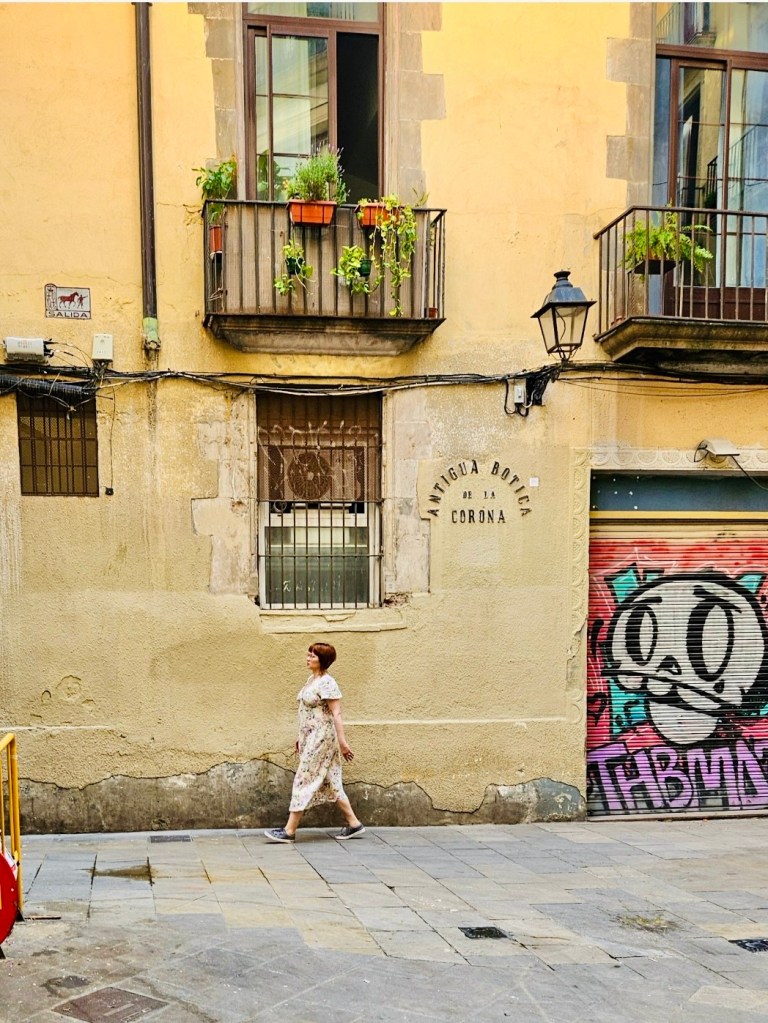 Altstadt von Barcelona, Nath geht an einem Haus entlang
