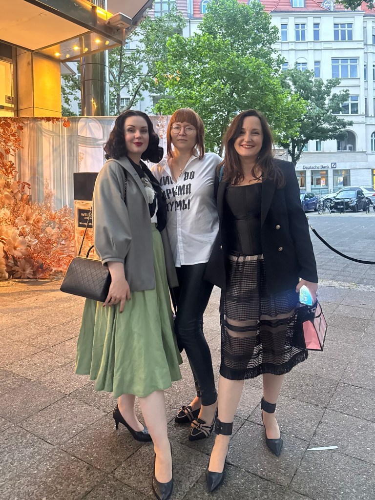 Opernsängerin Nicole Rhoslynn, Autorin Nath Fedorova, Parfumexpertin Daria von YourPerfumeGuide.com